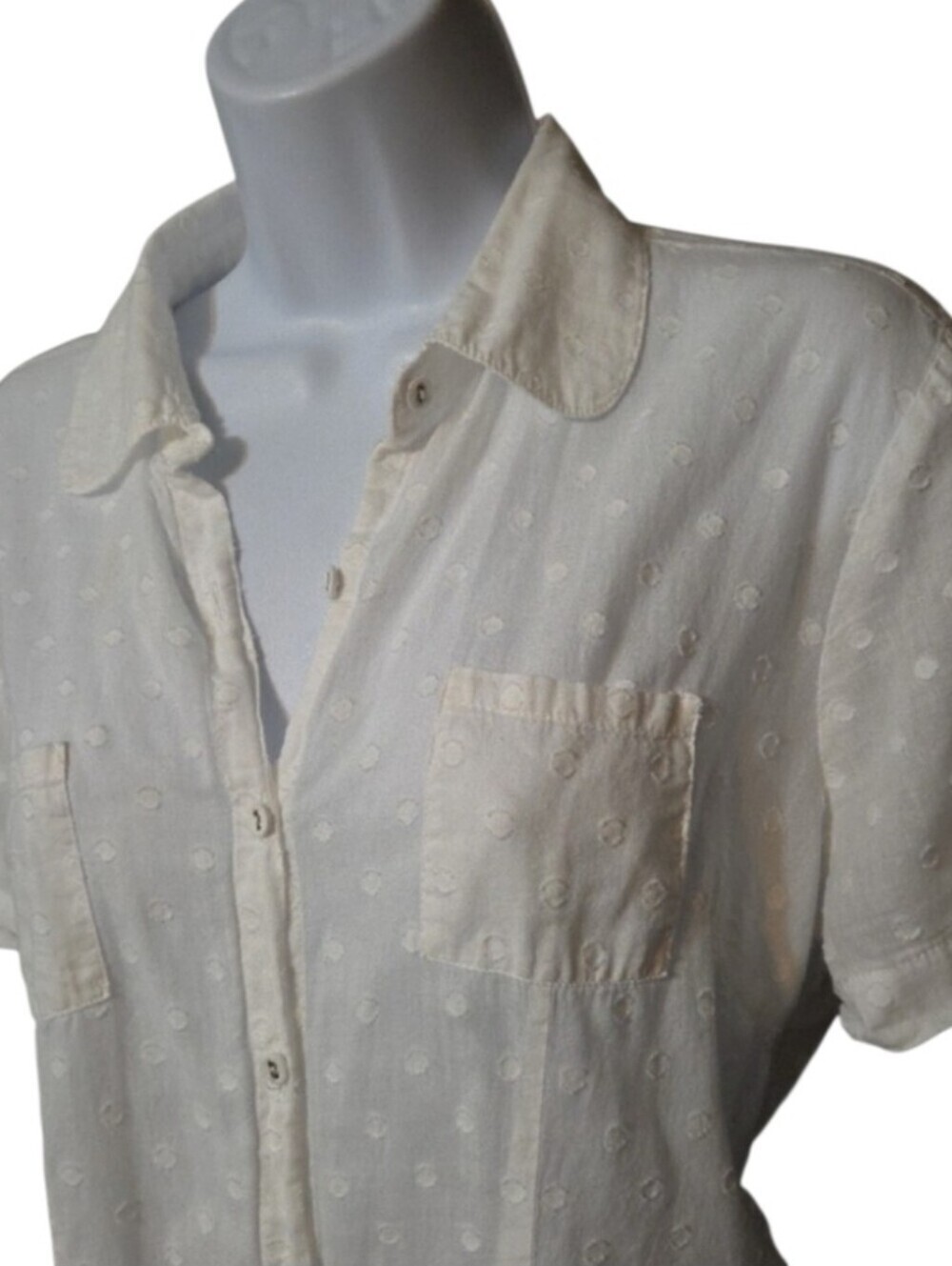 Alexandra Bartlett White Dot-Embossed Short Sleeve Button Up Top - Picture 4 of 7